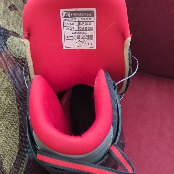 Roller Blades  Sleek Black and Red Shoes for Style and Comfort - Picture 3 of 5